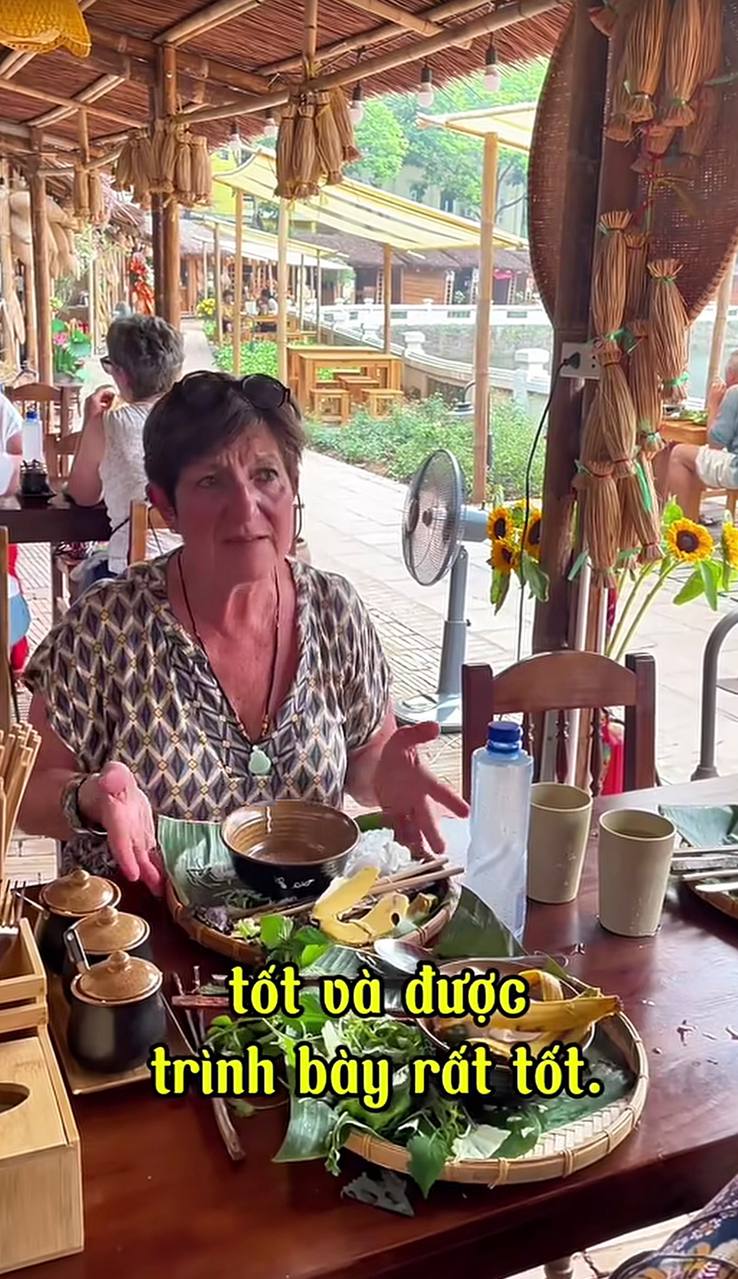 Nữ du kh&aacute;ch lạy chủ qu&aacute;n sau khi thưởng thức b&uacute;n chả H&agrave; Nội qu&aacute; ngon - Ảnh 2.