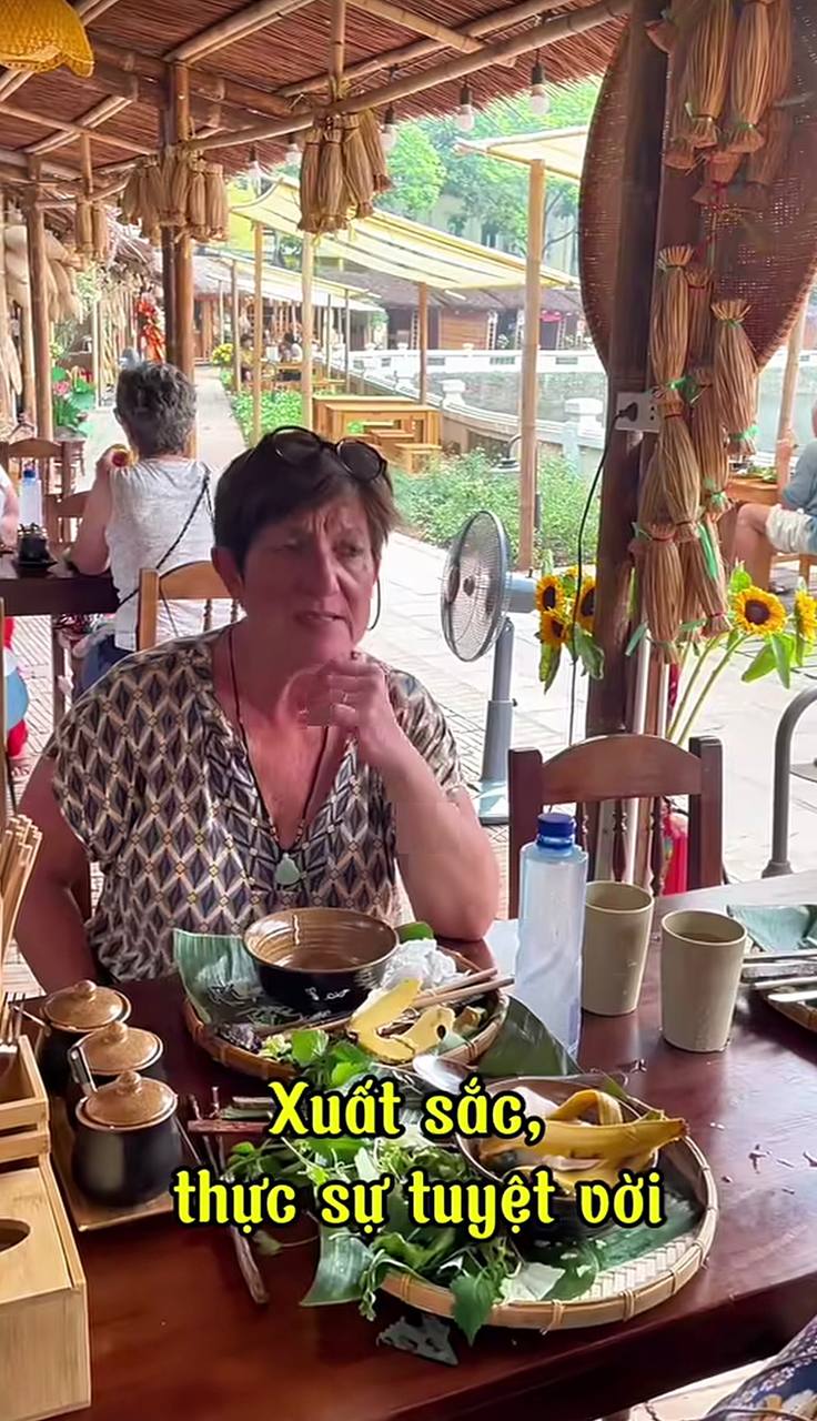 Nữ du kh&aacute;ch lạy chủ qu&aacute;n sau khi thưởng thức b&uacute;n chả H&agrave; Nội qu&aacute; ngon - Ảnh 1.