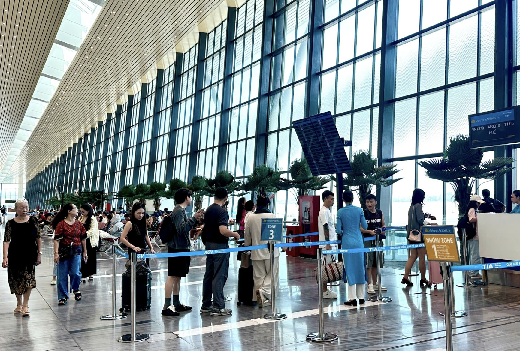 Gi&aacute; v&eacute; m&aacute;y bay TPHCM tăng cao sau lễ , kh&aacute;ch đổ về đ&ocirc;ng đ&uacute;c từ H&agrave; Nội - Ảnh 2.