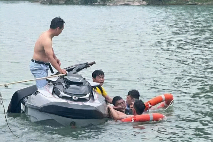 Nh&acirc;n chứng cứu vận động vi&ecirc;n flyboard gặp nạn ở Ninh B&igrave;nh trong t&igrave;nh huống nguy hiểm - Ảnh 2.