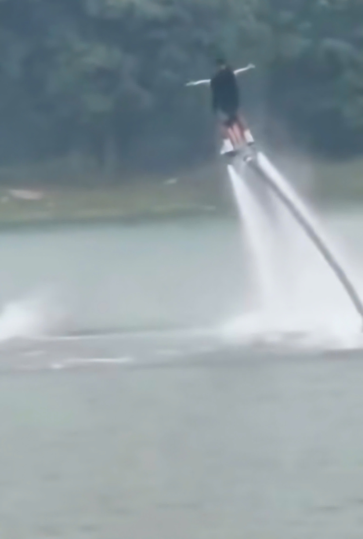Nh&acirc;n chứng cứu vận động vi&ecirc;n flyboard gặp nạn ở Ninh B&igrave;nh trong t&igrave;nh huống nguy hiểm - Ảnh 1.