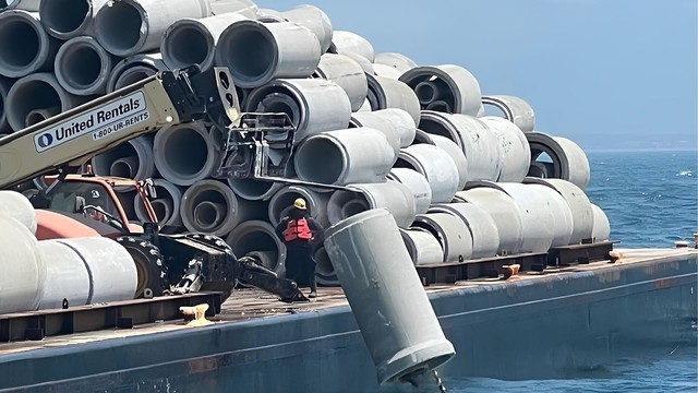 Phát hiện 68 sà lan đã đổ 80.000 tấn bê tông từ một cây cầu bị phá hủy xuống đáy biển, tạo nên cả một hệ sinh thái đặc biệt dưới đại dương - Ảnh 1. Phát hiện 68 sà lan đã đổ 80.000 tấn bê tông từ một cây cầu bị phá hủy xuống đáy biển, tạo nên cả một hệ sinh thái đặc biệt dưới đại dương - Ảnh 1.