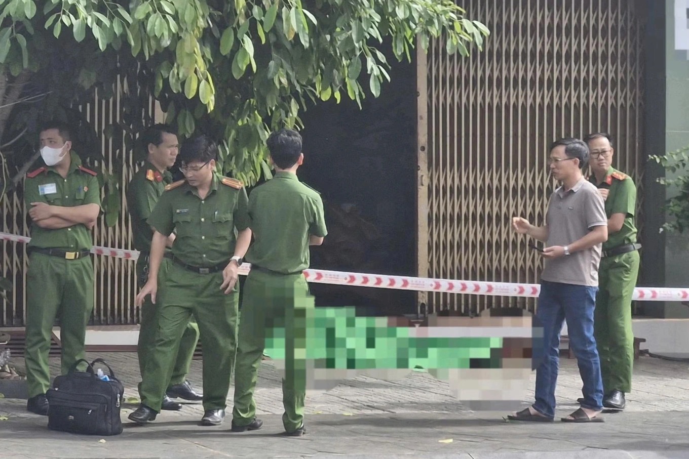 Người đàn ông tử vong trước thềm nhà lúc sáng sớm: Tiết lộ về cuộc điện thoại bất thường trước đó - Ảnh 1.