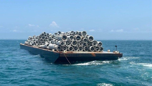 Phát hiện 68 sà lan đã đổ 80.000 tấn bê tông từ một cây cầu bị phá hủy xuống đáy biển, tạo nên cả một hệ sinh thái đặc biệt dưới đại dương - Ảnh 2. Phát hiện 68 sà lan đã đổ 80.000 tấn bê tông từ một cây cầu bị phá hủy xuống đáy biển, tạo nên cả một hệ sinh thái đặc biệt dưới đại dương - Ảnh 2.