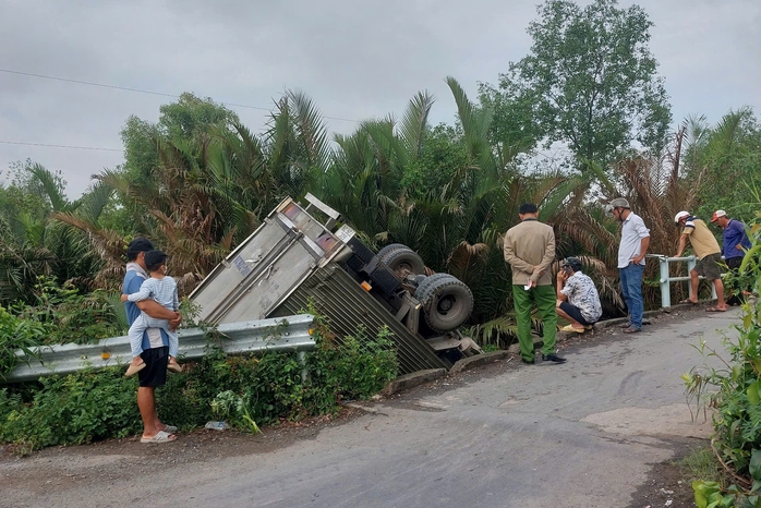 Tai nạn giao th&ocirc;ng xe tải lao xuống k&ecirc;nh tại cầu B&agrave; Đỏ T&acirc;y Ninh g&acirc;y hoang mang - Ảnh 2.