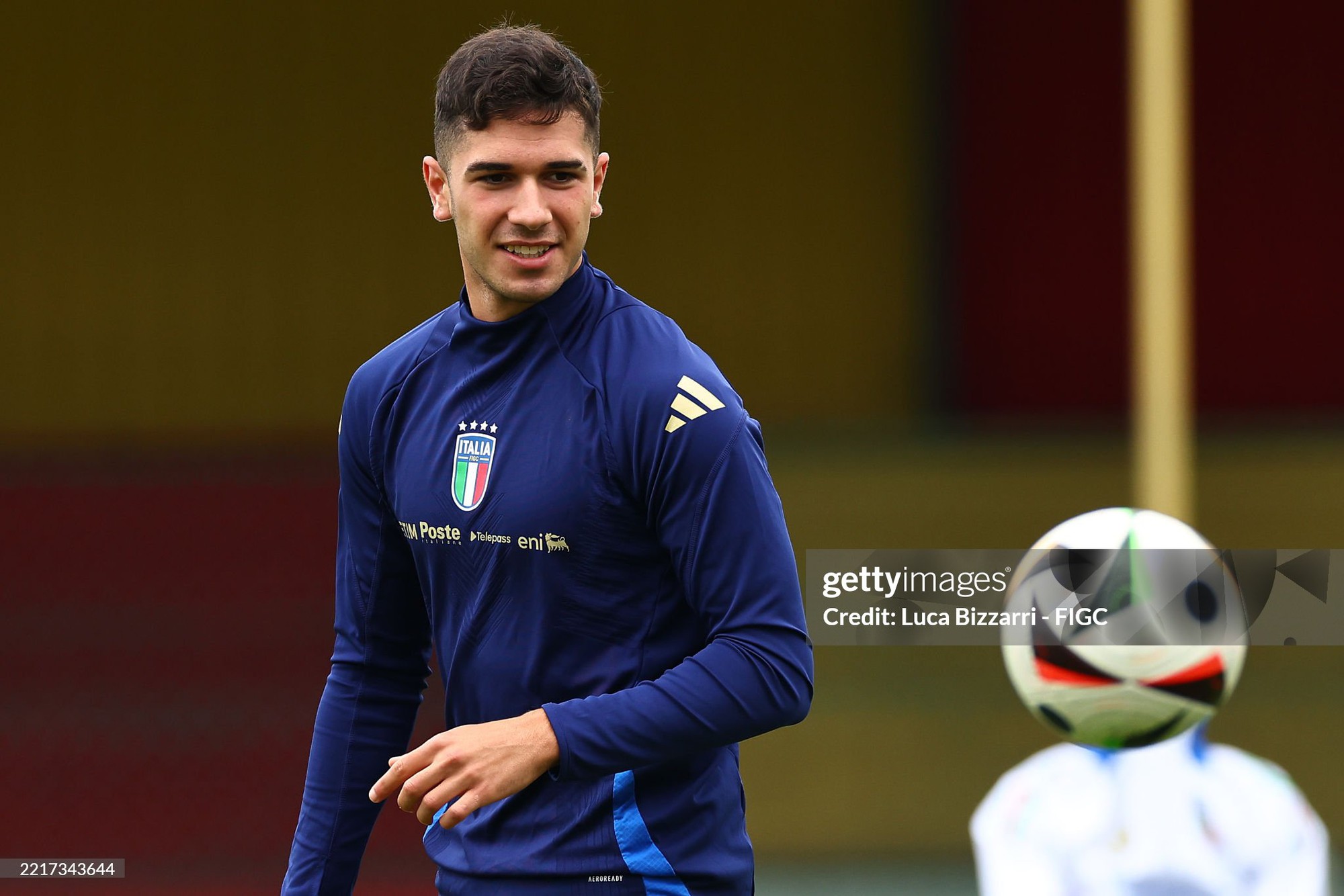 Cựu tuyển thủ trẻ Italia đổi m&agrave;u &aacute;o v&igrave; World Cup - Ảnh 1.