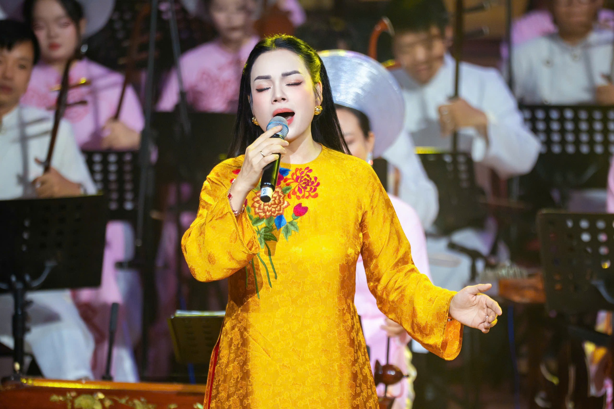 130 nghệ sĩ cùng kể câu chuyện Việt Nam bằng âm nhạc dân tộc - Ảnh 4.