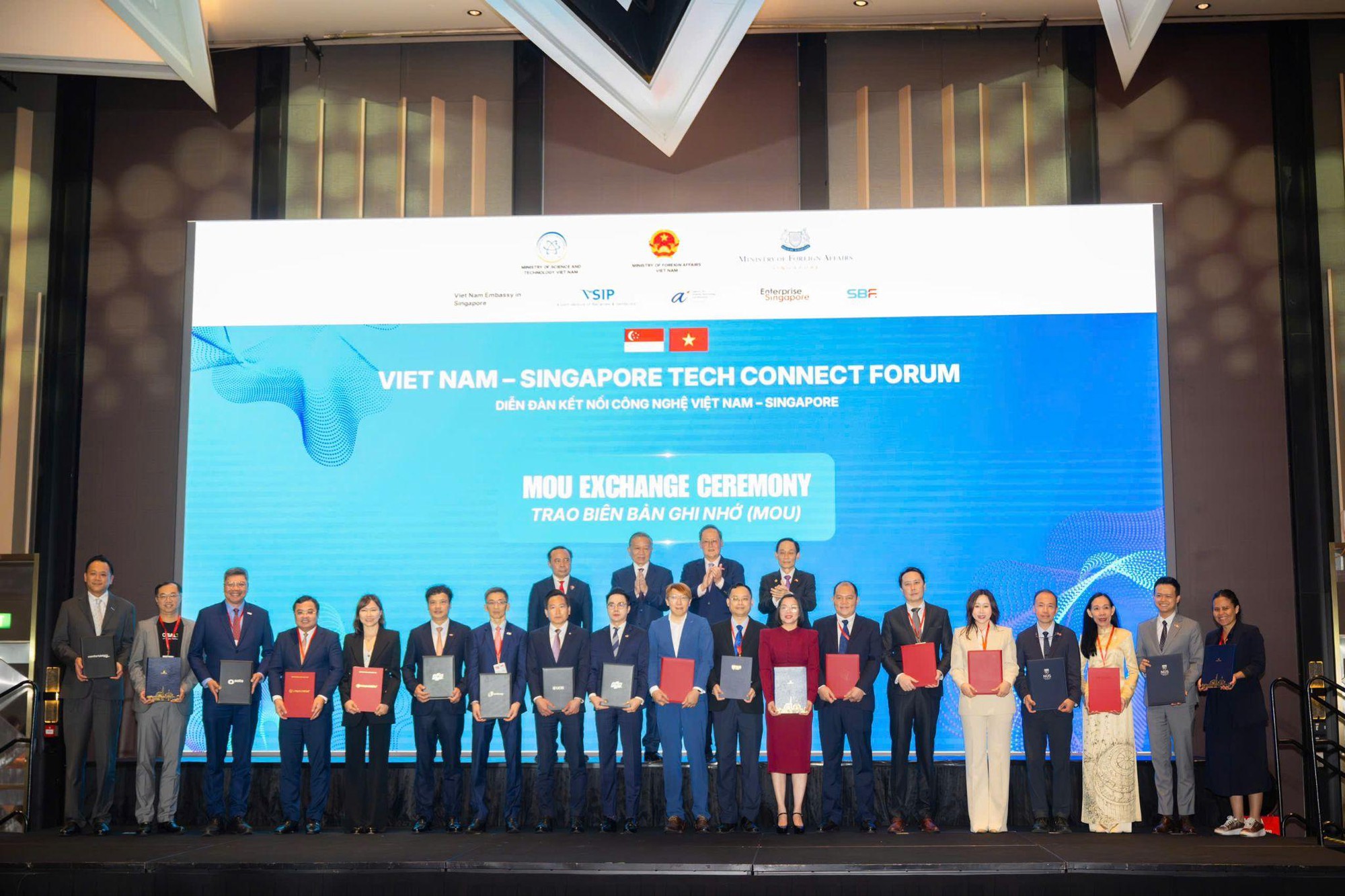 Tổng bí thư, Chủ tịch nước Tô Lâm chứng kiến lễ trao biên bản ghi nhớ hợp tác giữa các đối tác hai nước