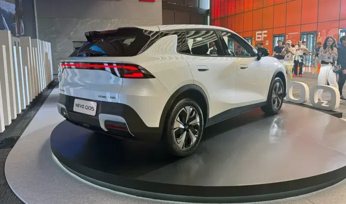 H&atilde;ng xe x&acirc;y nh&agrave; m&aacute;y tại Huế ra mắt SUV cỡ nhỏ: Gi&aacute; khởi điểm 510 triệu đồng, một lần sạc đi 462km - Ảnh 2.