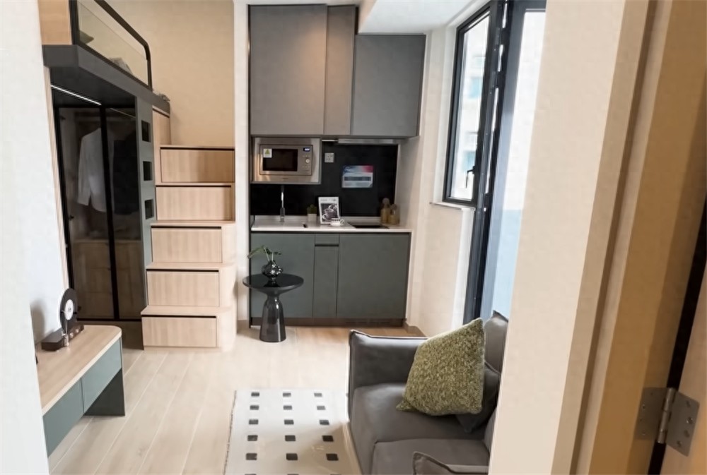 C&ocirc; g&aacute;i trẻ khoe căn hộ 20m&sup2; nhỏ hơn 2 chỗ đậu xe nhưng vẫn đủ ph&ograve;ng kh&aacute;ch, bếp, ph&ograve;ng ngủ v&agrave; cả ban c&ocirc;ng khiến nhiều người bất ngờ- Ảnh 1.