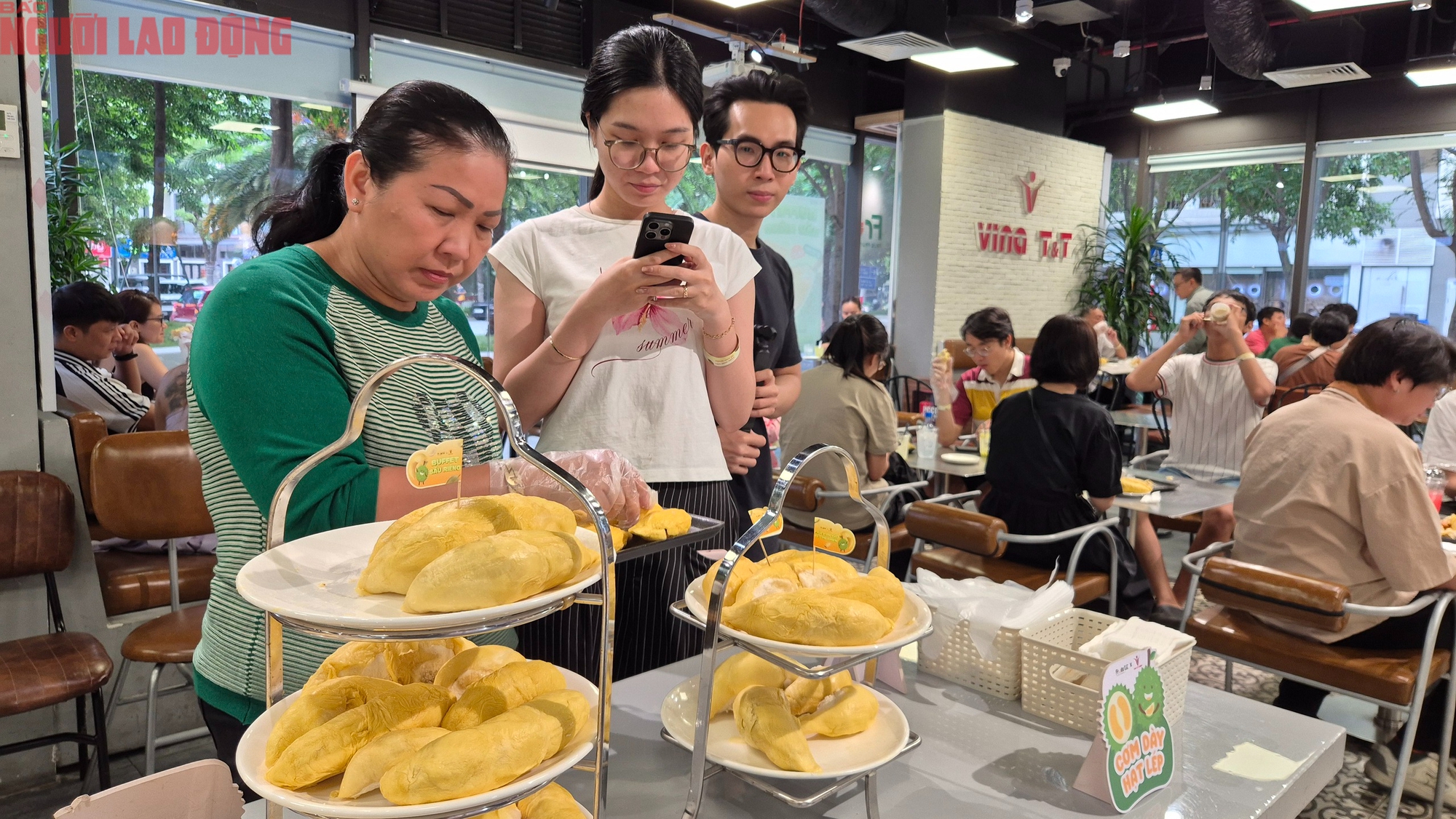 Đi ăn buffet sầu riêng: Khám phá thu nhập khủng từ thợ gõ sầu riêng 60 triệu / tháng - Ảnh 3. Đi ăn buffet sầu riêng: Khám phá thu nhập khủng từ thợ gõ sầu riêng 60 triệu / tháng - Ảnh 3.