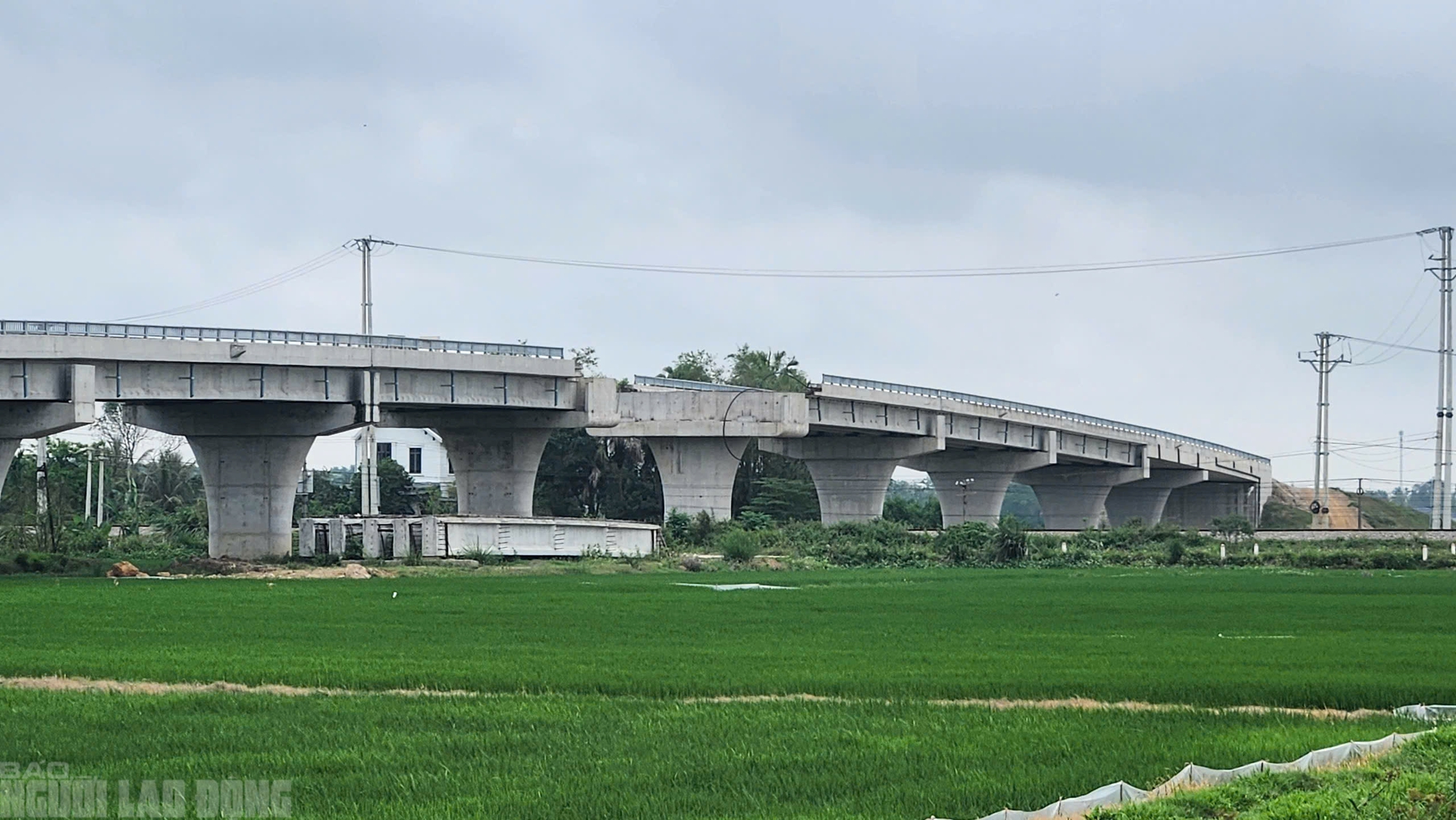 Vì sao cầu vượt đường sắt Bắc - Nam thuộc dự án 442 tỉ đồng ở Thanh Hóa dừng thi công? - Ảnh 1. Vì sao cầu vượt đường sắt Bắc - Nam thuộc dự án 442 tỉ đồng ở Thanh Hóa dừng thi công? - Ảnh 1.