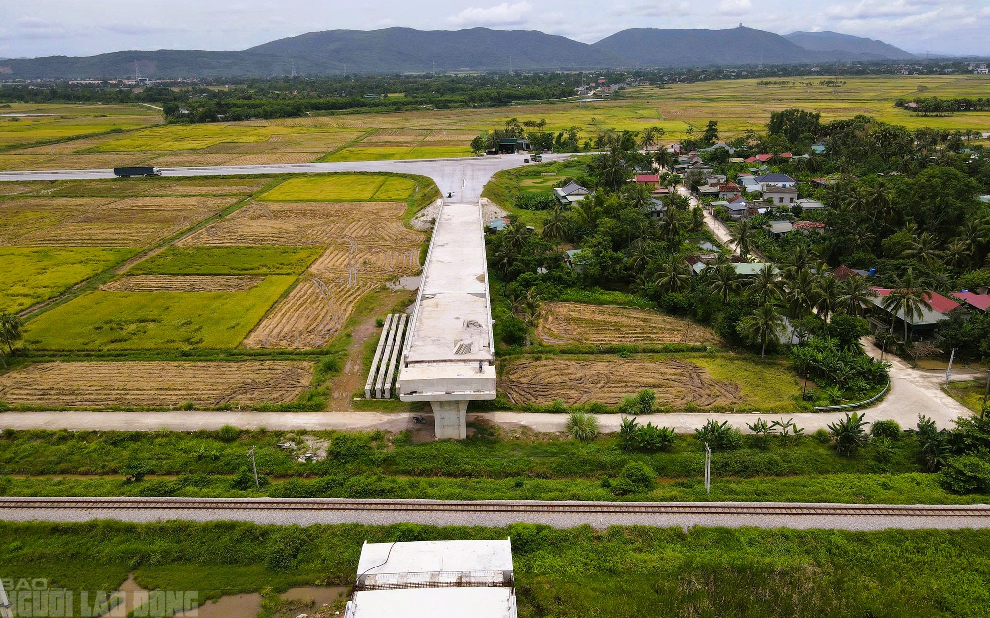 Vì sao cầu vượt đường sắt Bắc - Nam thuộc dự án 442 tỉ đồng ở Thanh Hóa dừng thi công? - Ảnh 2. Vì sao cầu vượt đường sắt Bắc - Nam thuộc dự án 442 tỉ đồng ở Thanh Hóa dừng thi công? - Ảnh 2.