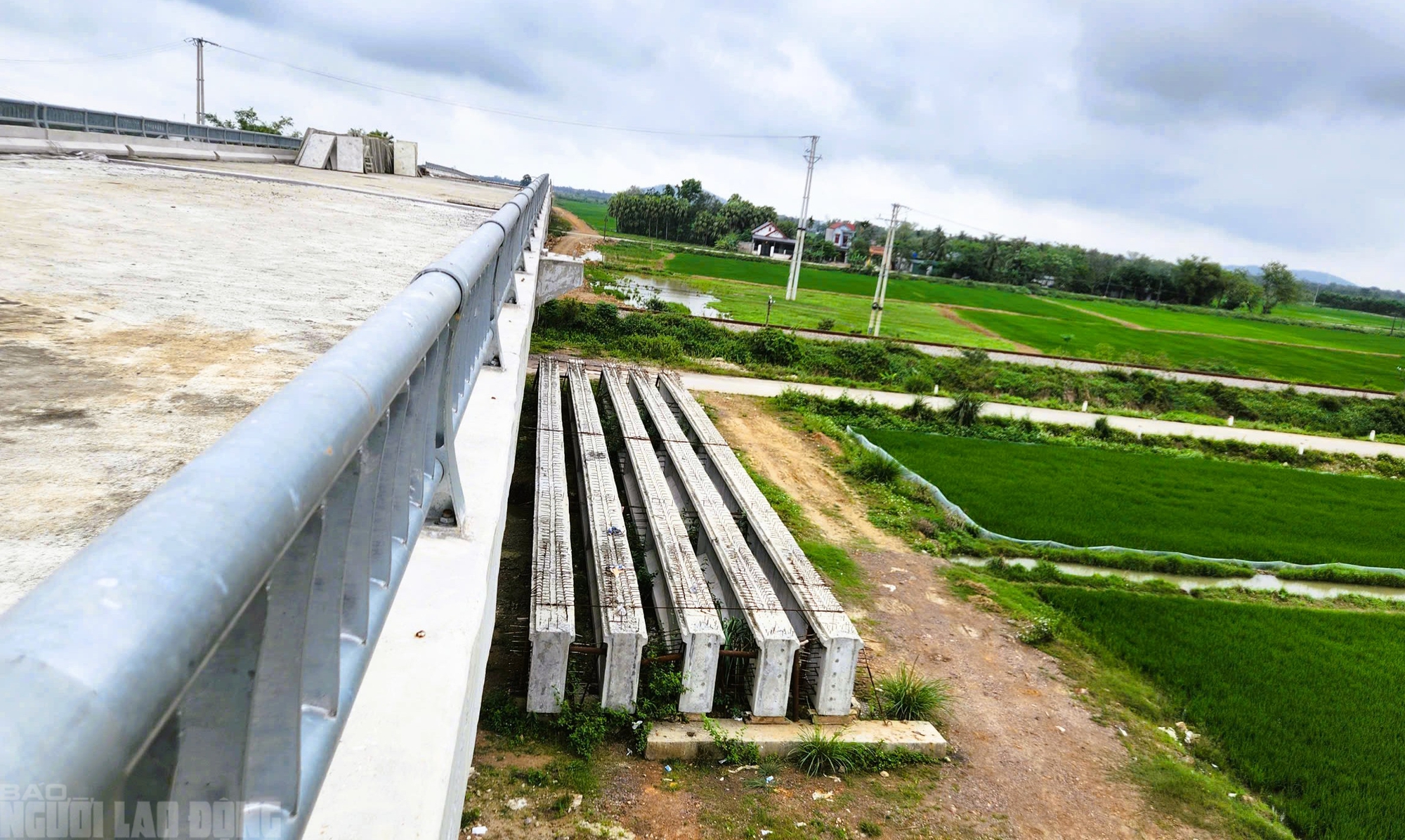 Vì sao cầu vượt đường sắt Bắc - Nam thuộc dự án 442 tỉ đồng ở Thanh Hóa dừng thi công? - Ảnh 3. Vì sao cầu vượt đường sắt Bắc - Nam thuộc dự án 442 tỉ đồng ở Thanh Hóa dừng thi công? - Ảnh 3.