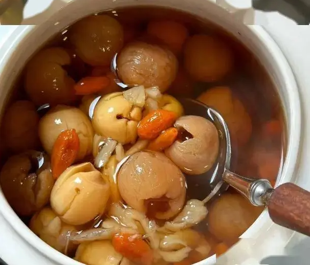 4 c&aacute;ch v&agrave;ng để ăn vải thiều m&agrave; kh&ocirc;ng g&acirc;y n&oacute;ng trong người lại trừ thấp h&agrave;n, bổ dưỡng to&agrave;n th&acirc;n, đẹp da- Ảnh 5.