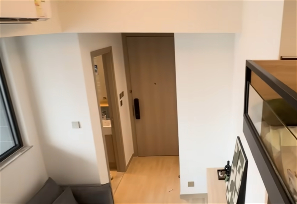 C&ocirc; g&aacute;i trẻ khoe căn hộ 20m&sup2; nhỏ hơn 2 chỗ đậu xe nhưng vẫn đủ ph&ograve;ng kh&aacute;ch, bếp, ph&ograve;ng ngủ v&agrave; cả ban c&ocirc;ng khiến nhiều người bất ngờ- Ảnh 4.