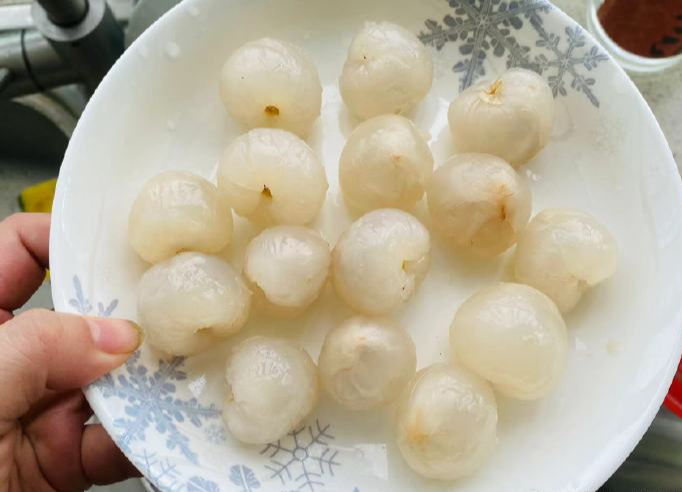 4 c&aacute;ch v&agrave;ng để ăn vải thiều m&agrave; kh&ocirc;ng g&acirc;y n&oacute;ng trong người lại trừ thấp h&agrave;n, bổ dưỡng to&agrave;n th&acirc;n, đẹp da- Ảnh 13.