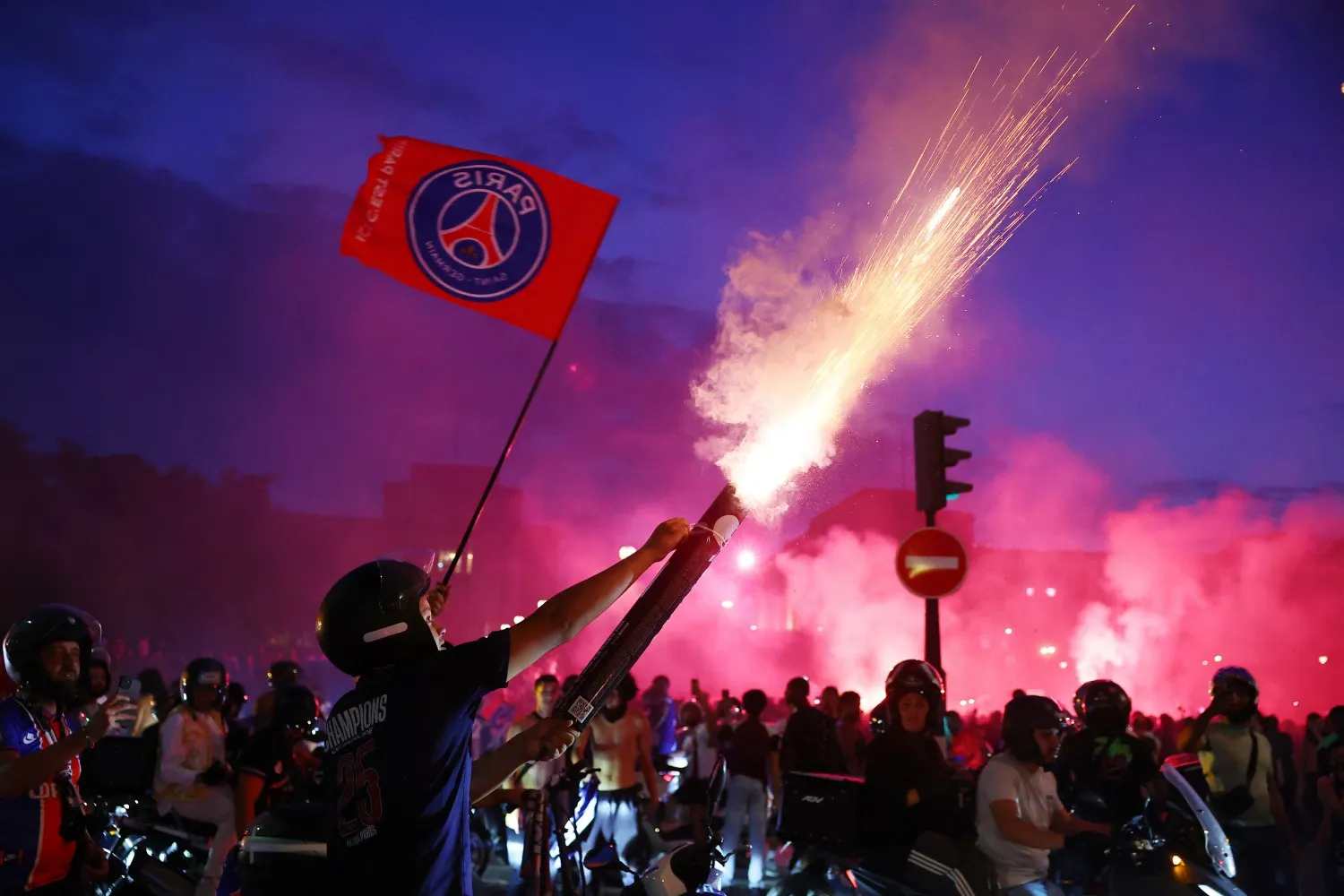 Paris hỗn loạn trong đ&ecirc;m PSG đăng quang Champions League - Ảnh 4.
