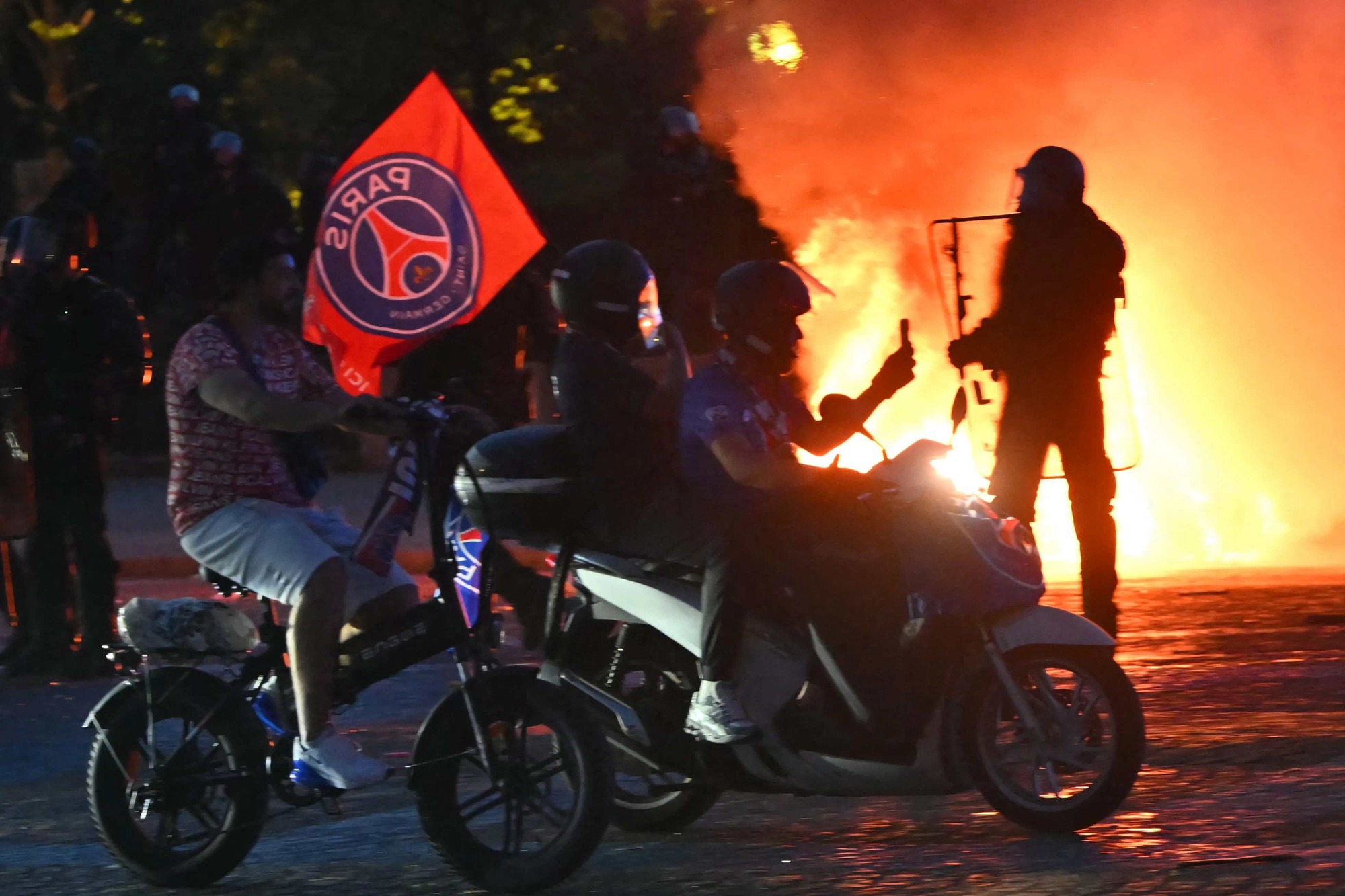 Paris hỗn loạn trong đ&ecirc;m PSG đăng quang Champions League - Ảnh 5.