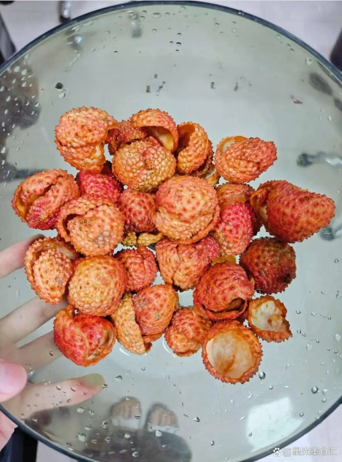 4 c&aacute;ch v&agrave;ng để ăn vải thiều m&agrave; kh&ocirc;ng g&acirc;y n&oacute;ng trong người lại trừ thấp h&agrave;n, bổ dưỡng to&agrave;n th&acirc;n, đẹp da- Ảnh 8.