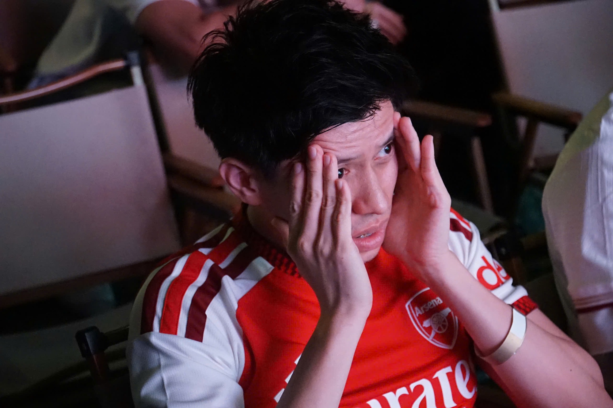 Diễn vi&ecirc;n Phương Nam "mưa đỏ" thất thần khi Aresenal thua ngược - Ảnh 7.