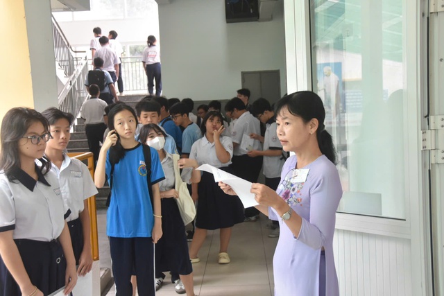 Hình ảnh thí sinh TPHCM hồi hộp làm thủ tục dự thi lớp 10: Kỳ thi quy mô lớn chưa từng có - Ảnh 1.