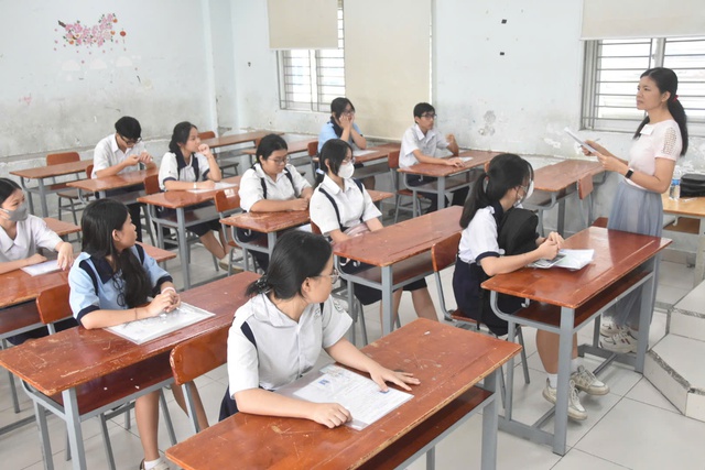 Hình ảnh thí sinh TPHCM hồi hộp làm thủ tục dự thi lớp 10: Kỳ thi quy mô lớn chưa từng có - Ảnh 4.
