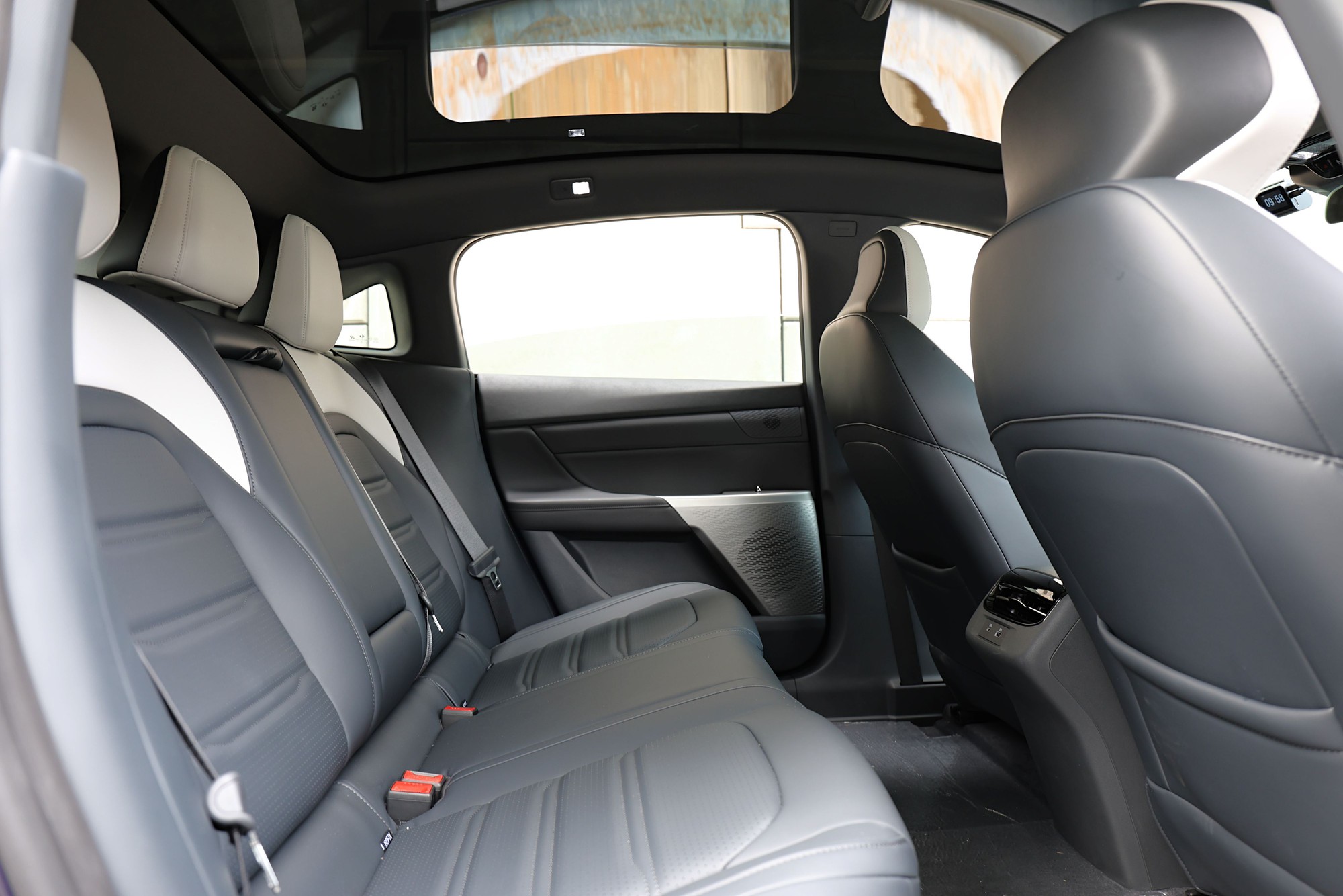 Th&ecirc;m 3 &ocirc; t&ocirc; điện mới rục rịch về Việt Nam: SUV c&ugrave;ng cỡ Tucson, Creta, sedan c&oacute; cửa c&aacute;nh chim, m&agrave;n h&igrave;nh lật như si&ecirc;u xe- Ảnh 13.