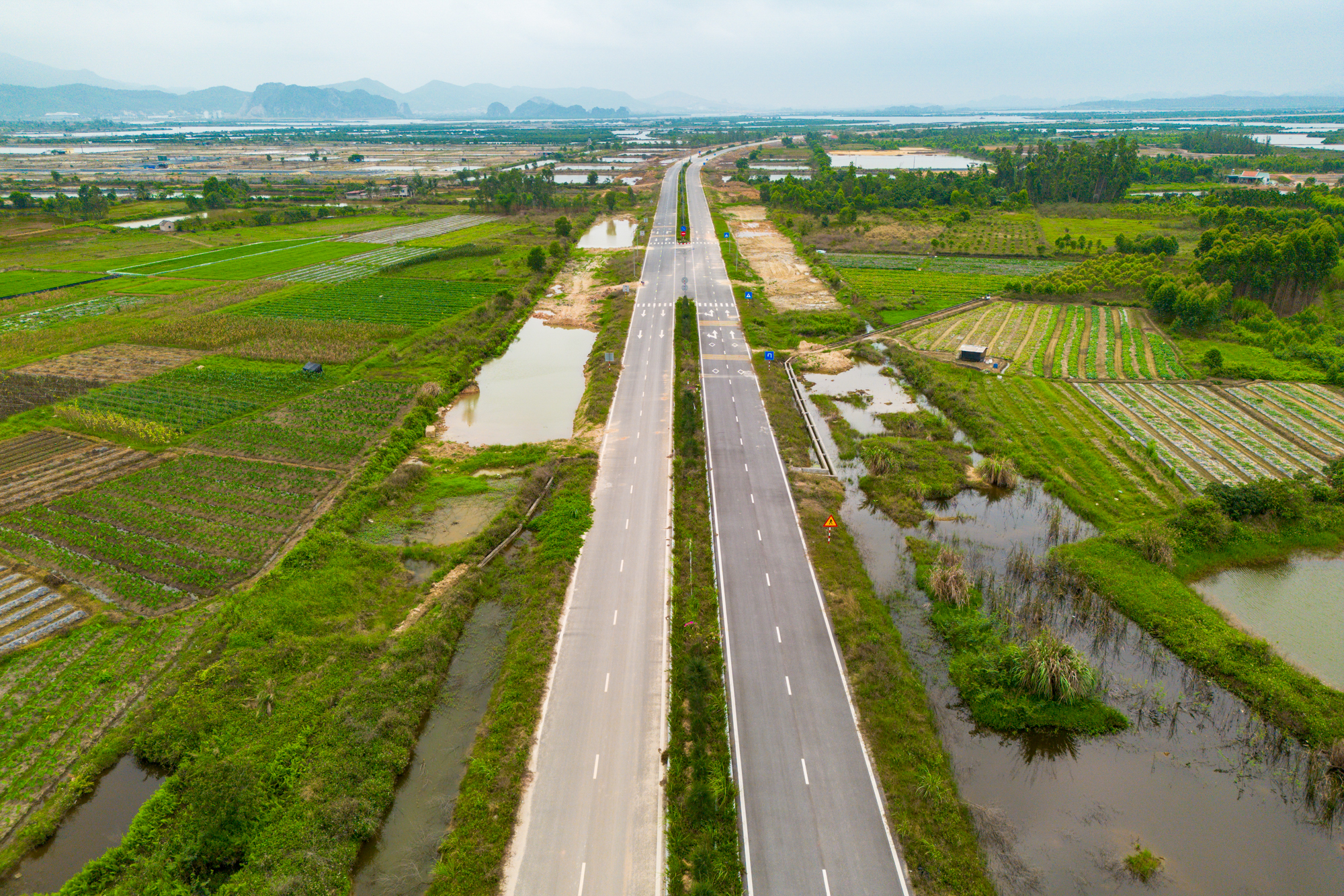 Cận cảnh n&uacute;t giao rộng gấp 7 lần hồ Ho&agrave;n Kiếm, c&oacute; đường nh&aacute;nh d&agrave;i gấp 6 lần nhịp ch&iacute;nh cầu Nhật T&acirc;n, kết nối trực tiếp tới  si&ecirc;u đ&ocirc; thị 18 tỷ USD tại Quảng Ninh- Ảnh 12.