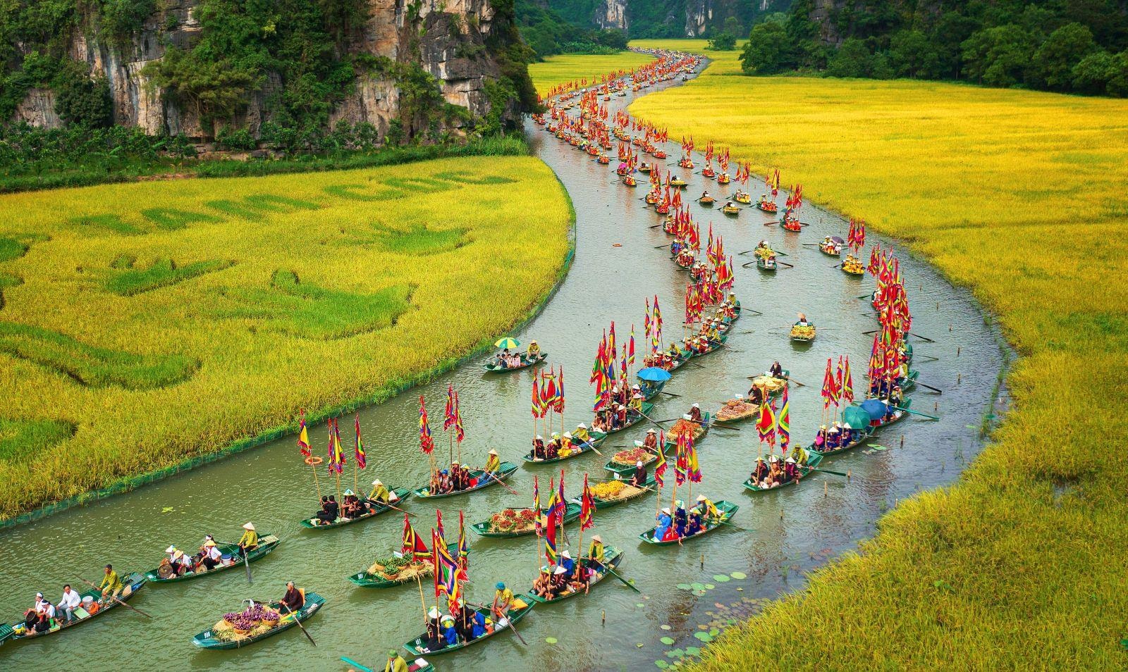 Ninh B&igrave;nh đ&oacute;n lượng kh&aacute;ch du lịch cao nhất trong dịp lễ Giỗ Tổ H&ugrave;ng Vương v&agrave; 30/4-1/5 nhưng nhưng 'qu&aacute;n qu&acirc;n' doanh thu lại thuộc về th&agrave;nh phố n&agrave;y - Ảnh 1.