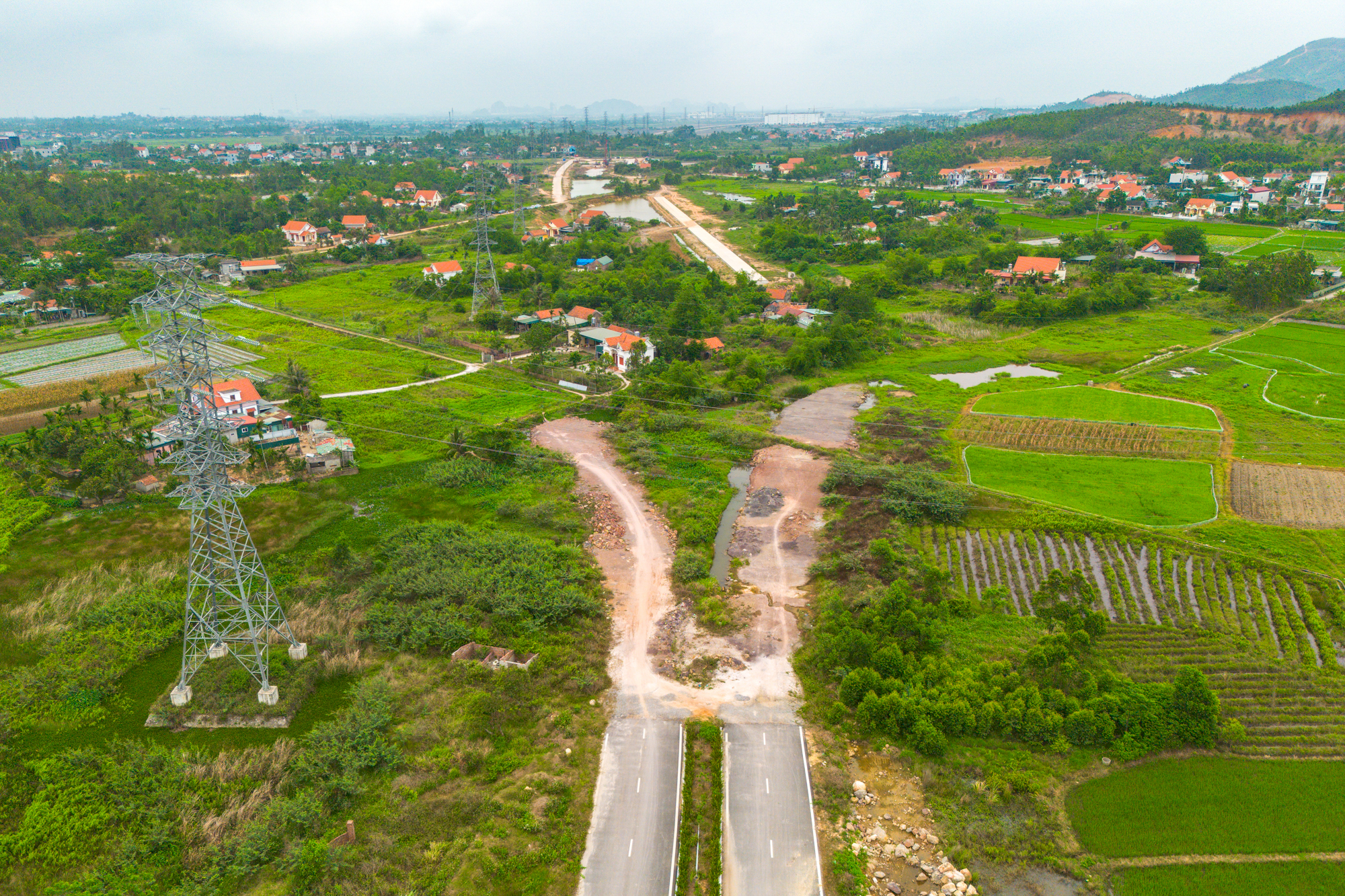 Cận cảnh n&uacute;t giao rộng gấp 7 lần hồ Ho&agrave;n Kiếm, c&oacute; đường nh&aacute;nh d&agrave;i gấp 6 lần nhịp ch&iacute;nh cầu Nhật T&acirc;n, kết nối trực tiếp tới  si&ecirc;u đ&ocirc; thị 18 tỷ USD tại Quảng Ninh- Ảnh 6.