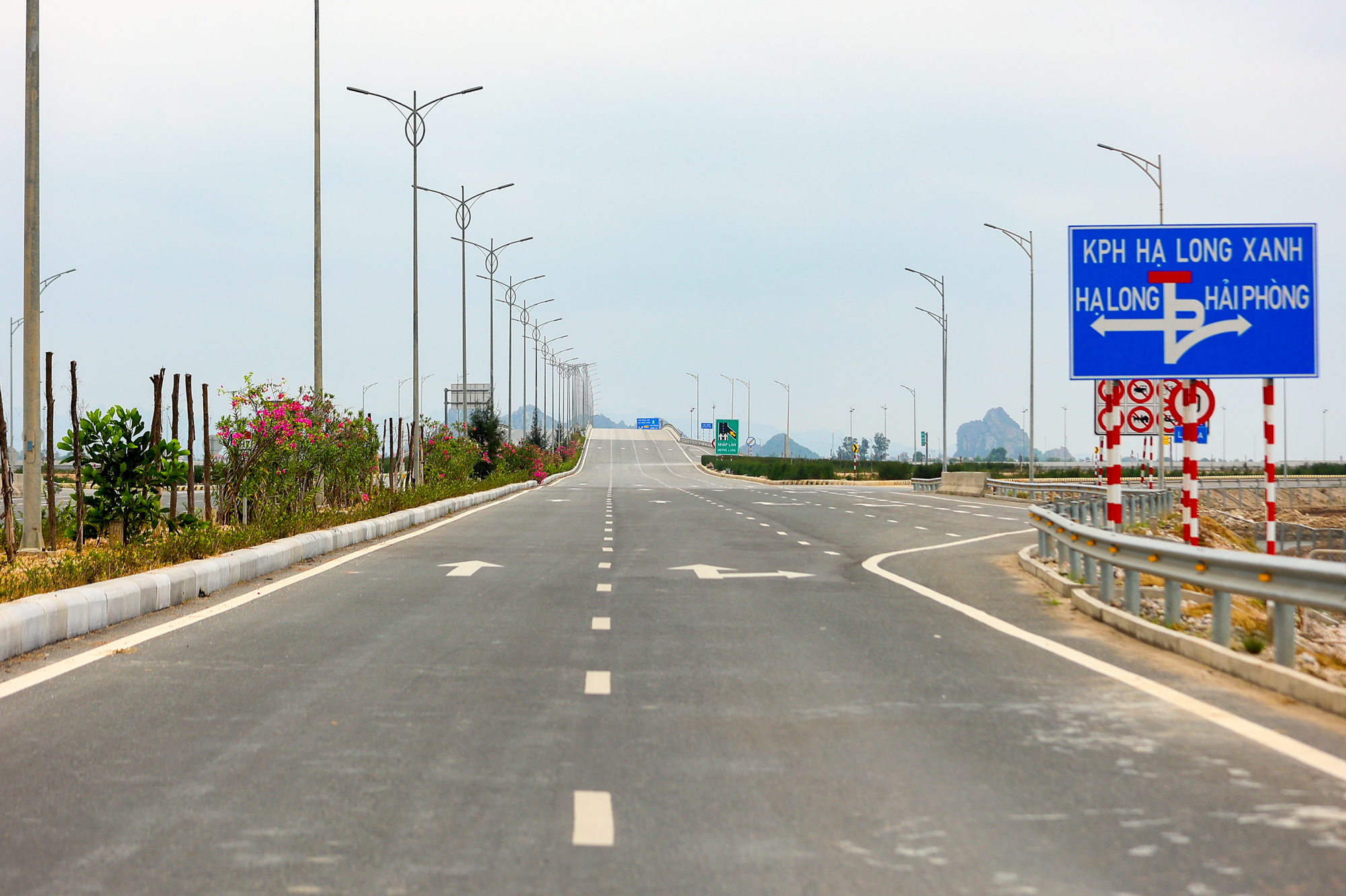 Cận cảnh n&uacute;t giao rộng gấp 7 lần hồ Ho&agrave;n Kiếm, c&oacute; đường nh&aacute;nh d&agrave;i gấp 6 lần nhịp ch&iacute;nh cầu Nhật T&acirc;n, kết nối trực tiếp tới  si&ecirc;u đ&ocirc; thị 18 tỷ USD tại Quảng Ninh- Ảnh 8.