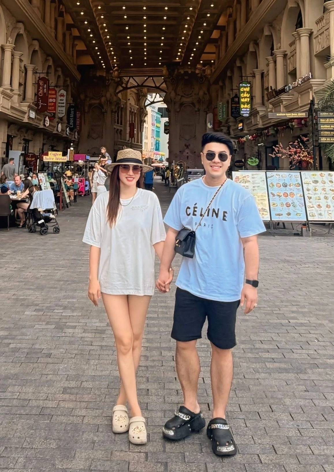 Cuộc sống vi&ecirc;n m&atilde;n của nam ca sĩ Việt lấy mẹ đơn th&acirc;n c&oacute; 3 con ri&ecirc;ng, đưa hết sổ đỏ, nhẫn, tiền mặt - Ảnh 1.