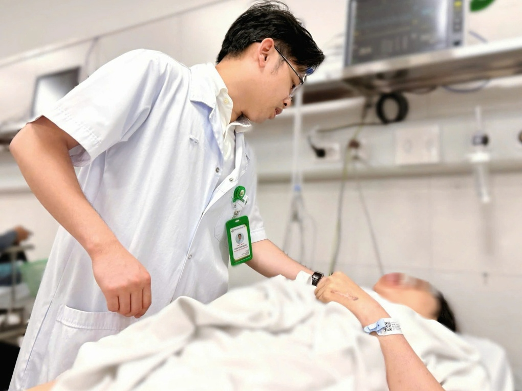 Th&ocirc;ng tin từ bệnh viện về sức khỏe người phụ nữ sau khi được gần 20 người n&acirc;ng xe bu&yacute;t cứu - Ảnh 2.