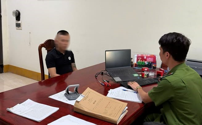 Triệu tập đối tượng h&agrave;nh hung l&aacute;i xe tải giao h&agrave;ng trong trường mầm non - Ảnh 1.