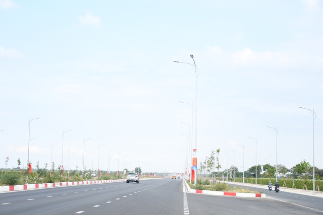 Cận cảnh đường 10 l&agrave;n xe kết nối s&acirc;n bay Long Th&agrave;nh với TPHCM - Ảnh 13.
