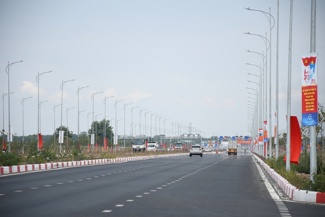 Cận cảnh đường 10 l&agrave;n xe kết nối s&acirc;n bay Long Th&agrave;nh với TPHCM - Ảnh 12.