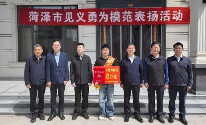 Cứu người khỏi ô tô bốc cháy trong đường hầm khói độc - Ảnh 4.