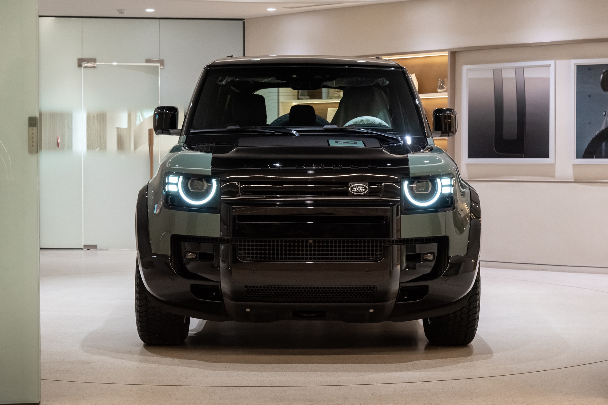 Cận cảnh Defender Trophy Edition đầu ti&ecirc;n tại Việt Nam: Gi&aacute; gần 7,5 tỷ, nhiều trang bị off-road &lsquo;tận răng&rsquo; phục vụ đi đua- Ảnh 2.