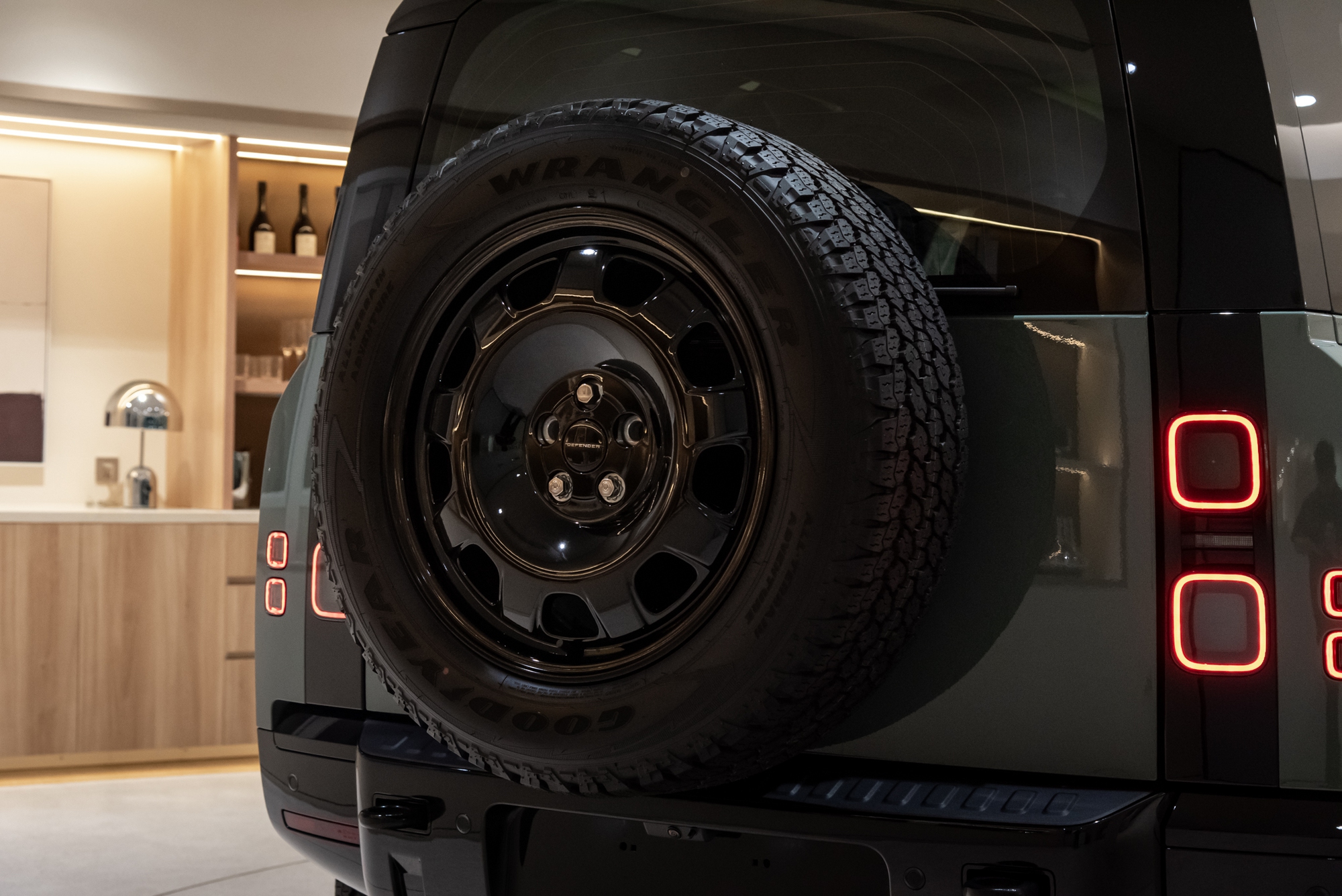 Cận cảnh Defender Trophy Edition đầu ti&ecirc;n tại Việt Nam: Gi&aacute; gần 7,5 tỷ, nhiều trang bị off-road &lsquo;tận răng&rsquo; phục vụ đi đua- Ảnh 24.