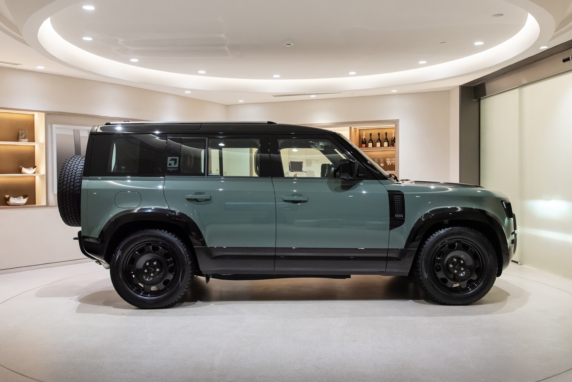 Cận cảnh Defender Trophy Edition đầu ti&ecirc;n tại Việt Nam: Gi&aacute; gần 7,5 tỷ, nhiều trang bị off-road &lsquo;tận răng&rsquo; phục vụ đi đua- Ảnh 4.