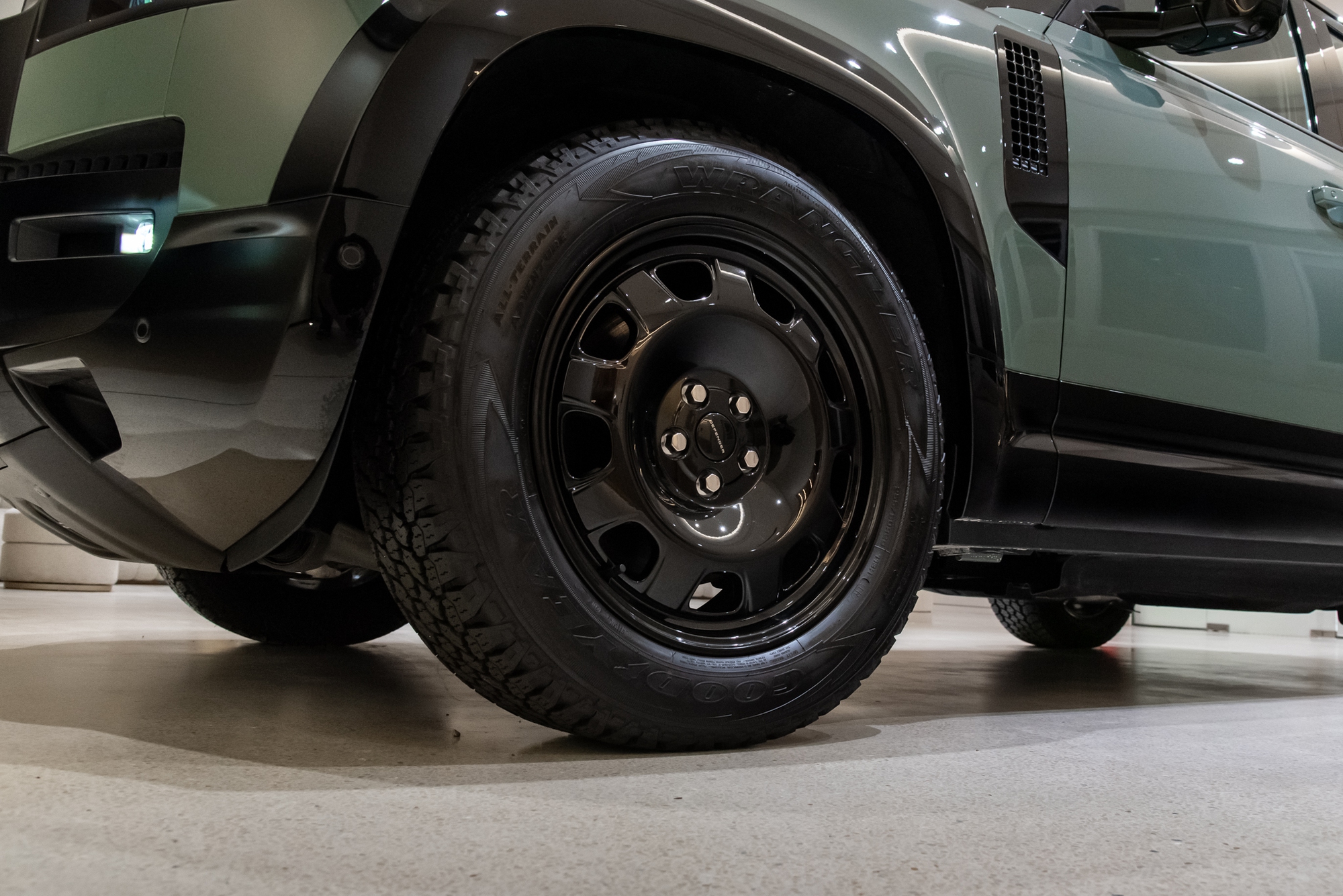 Cận cảnh Defender Trophy Edition đầu ti&ecirc;n tại Việt Nam: Gi&aacute; gần 7,5 tỷ, nhiều trang bị off-road &lsquo;tận răng&rsquo; phục vụ đi đua- Ảnh 25.