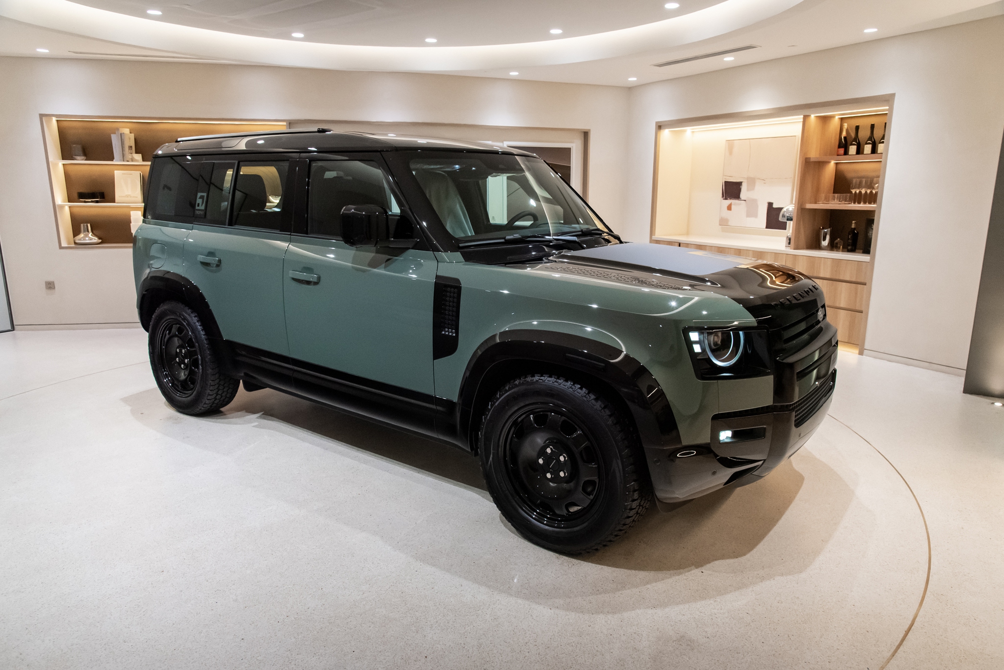 Cận cảnh Defender Trophy Edition đầu ti&ecirc;n tại Việt Nam: Gi&aacute; gần 7,5 tỷ, nhiều trang bị off-road &lsquo;tận răng&rsquo; phục vụ đi đua- Ảnh 1.