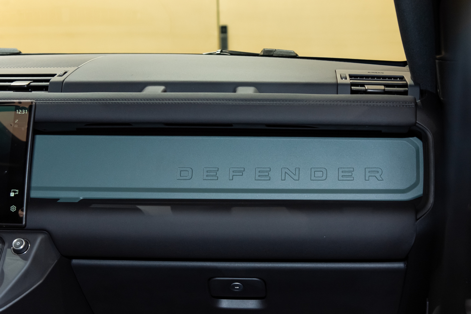 Cận cảnh Defender Trophy Edition đầu ti&ecirc;n tại Việt Nam: Gi&aacute; gần 7,5 tỷ, nhiều trang bị off-road &lsquo;tận răng&rsquo; phục vụ đi đua- Ảnh 12.