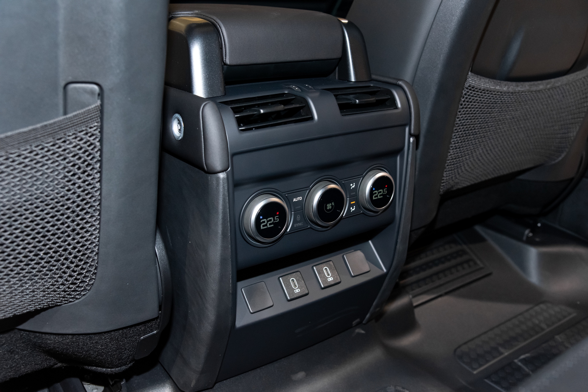 Cận cảnh Defender Trophy Edition đầu ti&ecirc;n tại Việt Nam: Gi&aacute; gần 7,5 tỷ, nhiều trang bị off-road &lsquo;tận răng&rsquo; phục vụ đi đua- Ảnh 28.