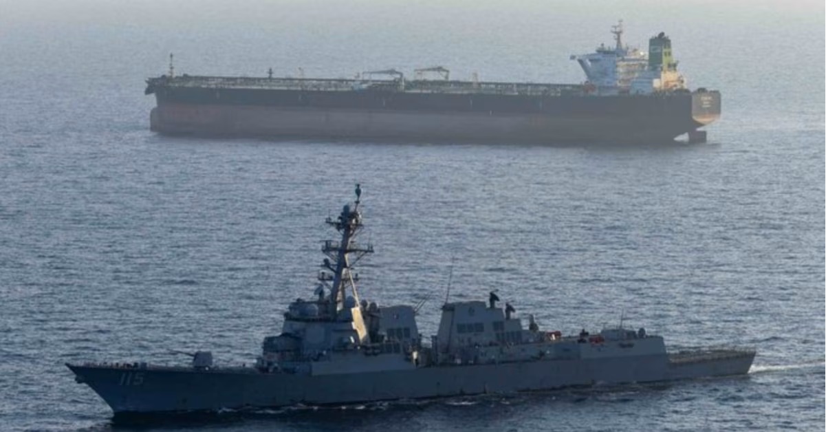Iran đ&ograve;i biến Hormuz th&agrave;nh nghĩa địa t&agrave;u chiến Mỹ, si&ecirc;u t&agrave;u dầu Iran thứ 2 tho&aacute;t đến Indonesia - Ảnh 1.