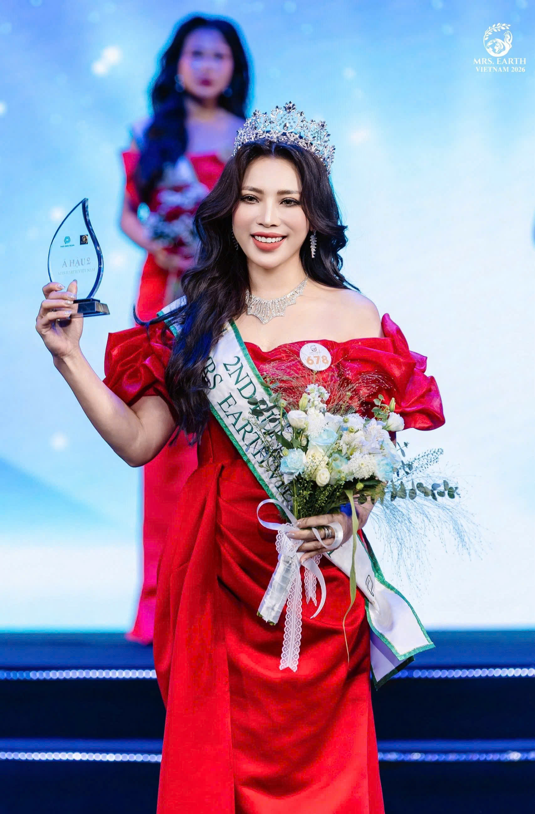Nhan sắc cựu sinh vi&ecirc;n Học viện Hậu Cần - Hồng Mến vừa th&agrave;nh &aacute; hậu Mrs Earh Vietnam 2026 - Ảnh 1.