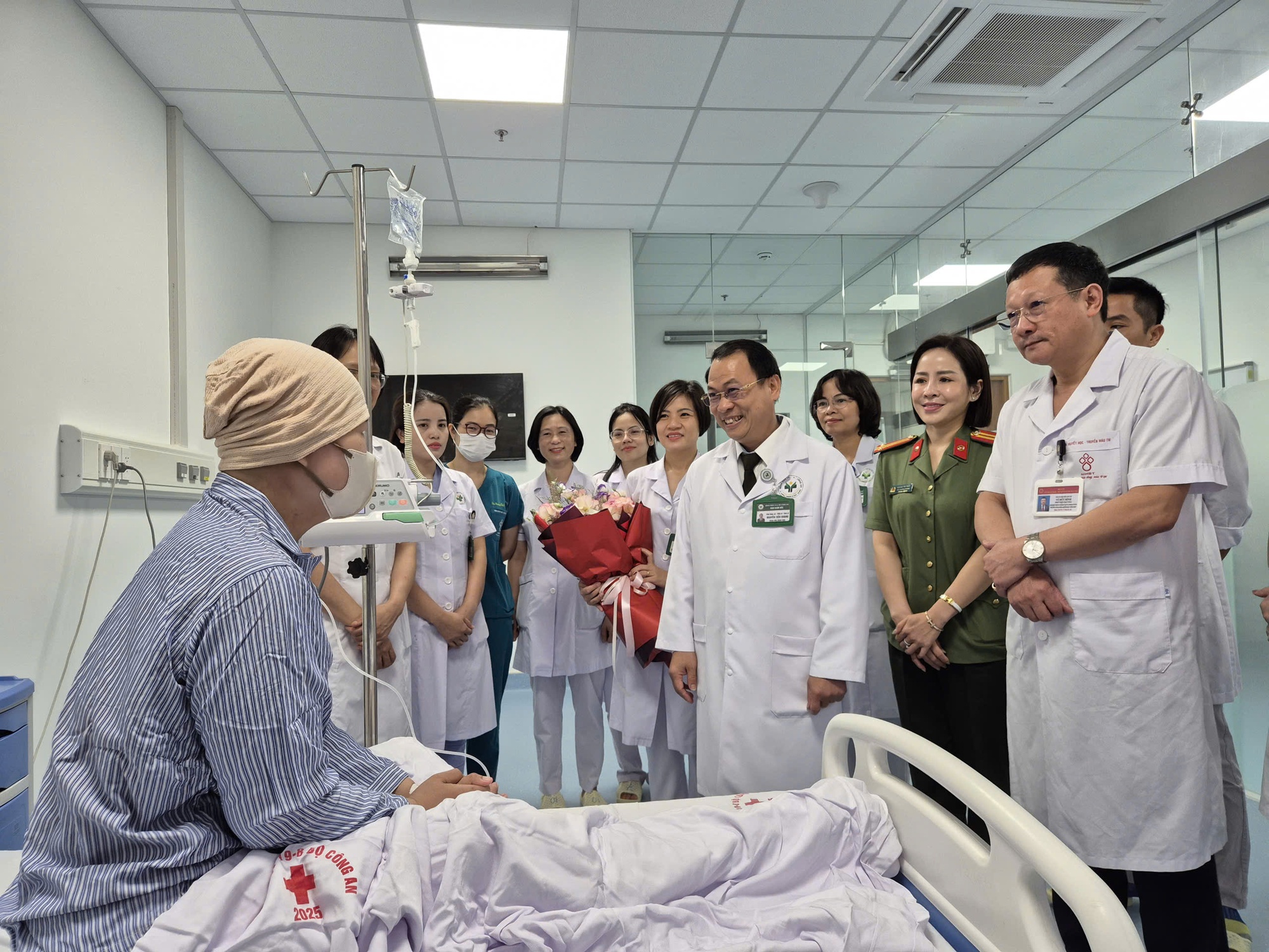 Gh&eacute;p tế b&agrave;o gốc cứu người mẹ trẻ mắc ung thư hiếm - Ảnh 2.