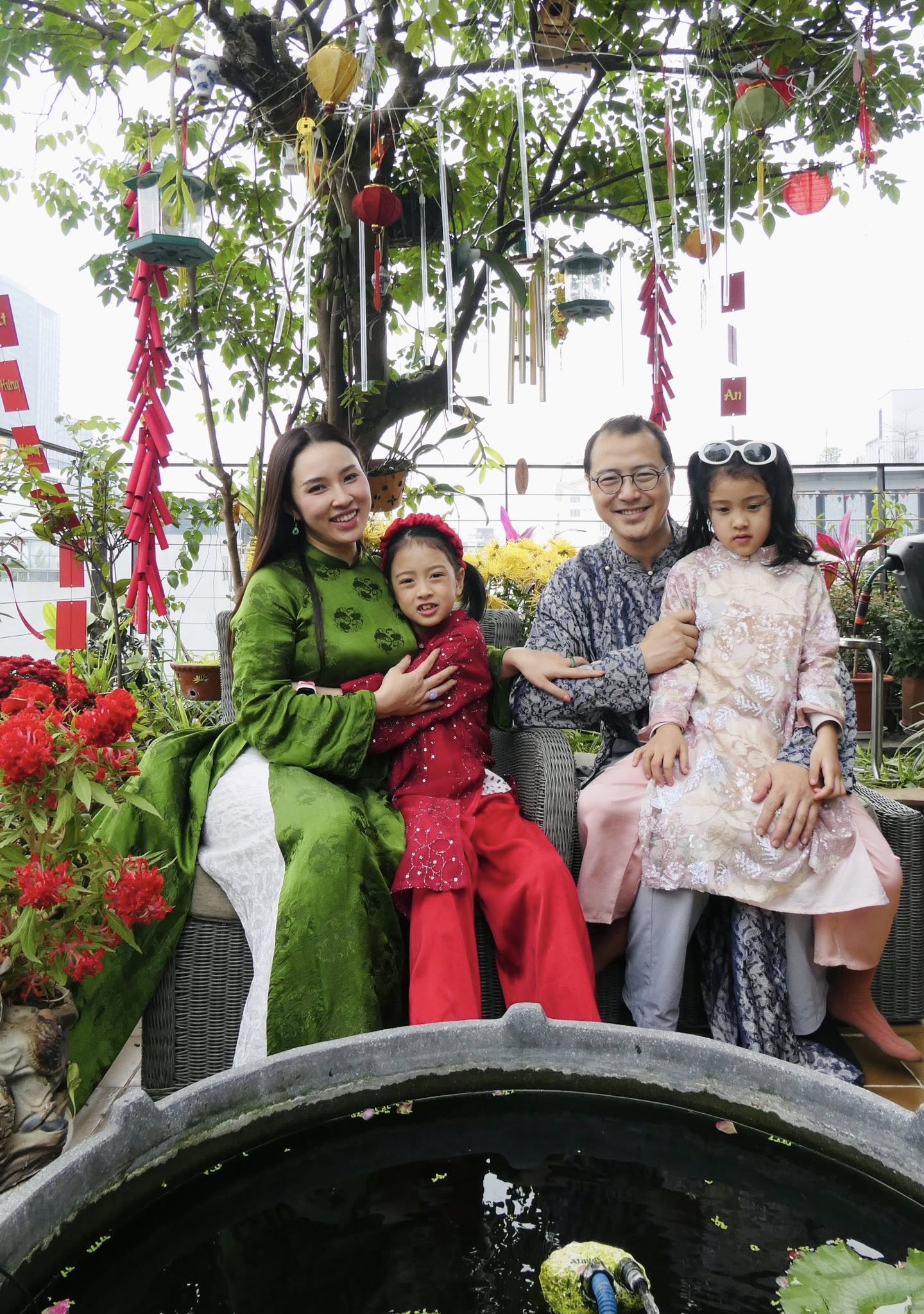 Nữ ca sĩ 35 tuổi gửi thư mời đến bố mẹ đẻ: "Bố mẹ t&ocirc;i sợ qu&aacute; kh&ocirc;ng d&aacute;m đi, chỉ n&oacute;i bận" - Ảnh 1.