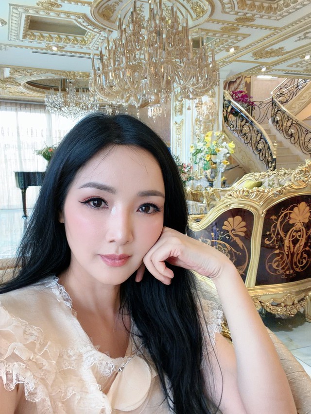 Mẹ đơn th&acirc;n U60 khoe body đẹp "mướt mắt", ở biệt thự nguy nga như cung điện, l&agrave; hoa hậu đ&igrave;nh đ&aacute;m 1 thời - Ảnh 6.